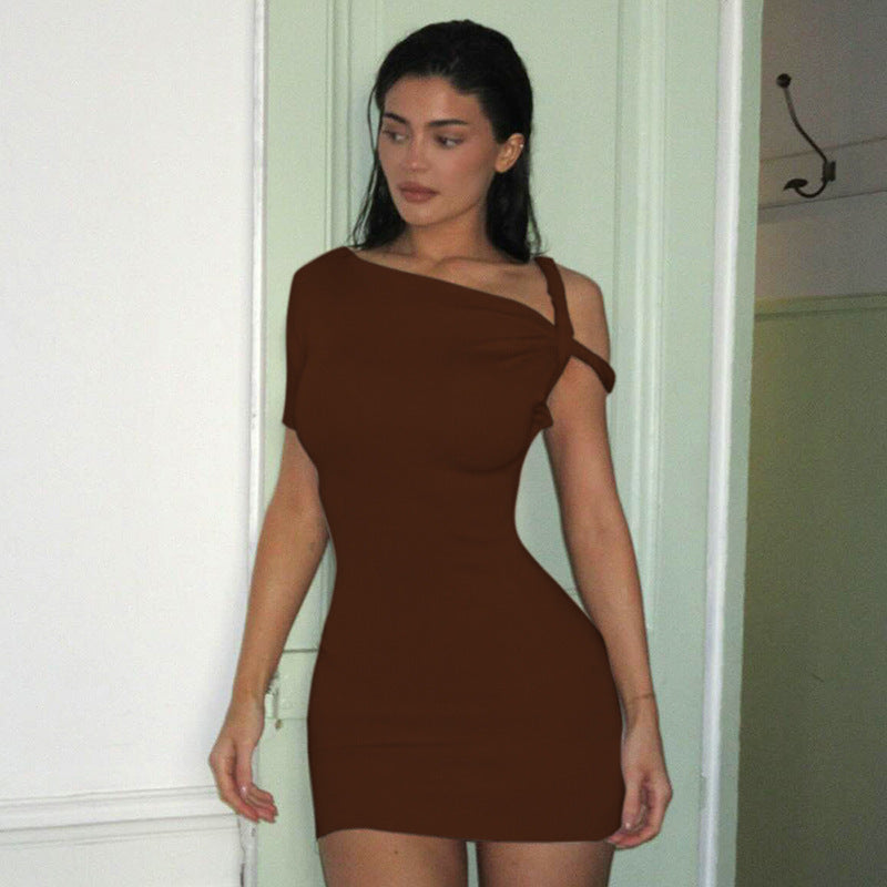 Effortless Allure One-Shoulder Dress: Women's Slim Hip Dress Summer Fashion One-shoulder Short Sleeve Solid Color Dresses